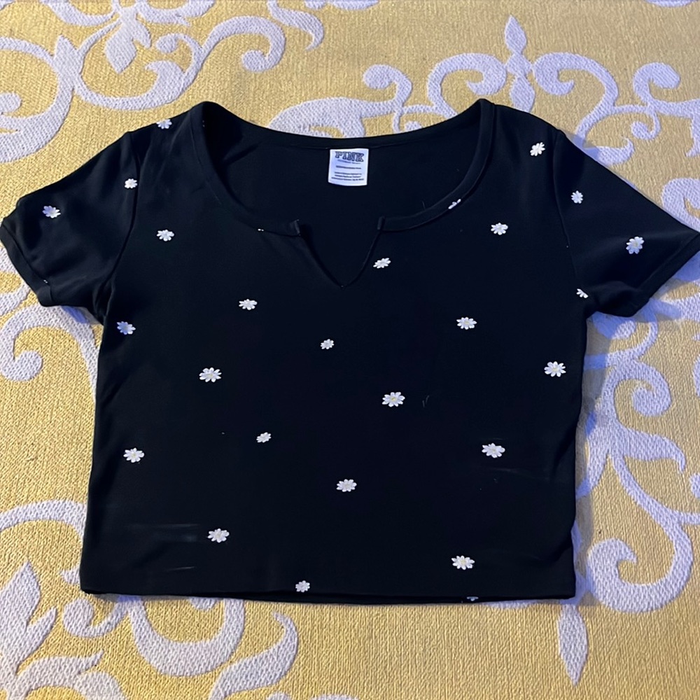 Cute daisy top! lightly worn, XS, pink brand croptop!